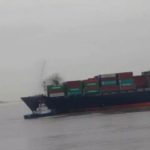 昨日上海港8236TEU集装箱船靠港前突然着火